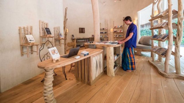 Barefoot-Bookseller-Soneva-Fushi-BAREBOOKS0719-876x548.jpg