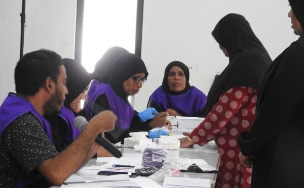 ލޯކަލް ކައުންސިލް އިންތިޚާބެއްގައި ވޯޓުލާން ގޮސްތިބި ބައެއް