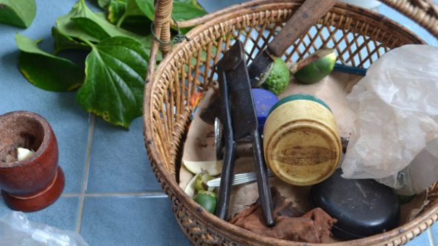 betel-chewing-kit-nang-rong-isan.jpg