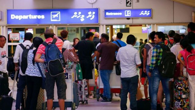 dw-maldives-tourists-180214.jpg