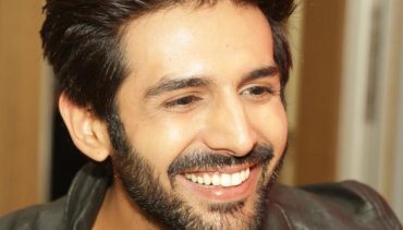 motorola-paliwal-actor-kartik-aaryan-launch-smartphone_65c5ec3a-b1df-11e8-b8d7-0b252c5c5b16.jpg